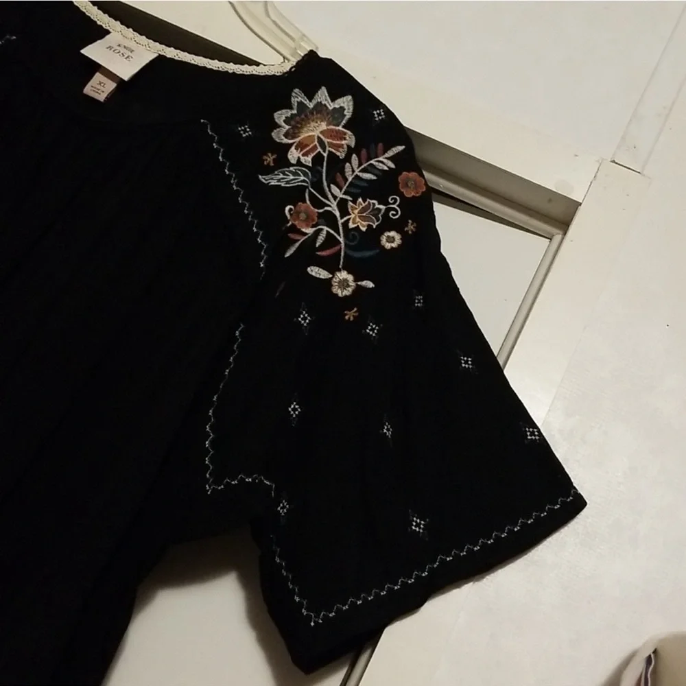 Knox Rose Black Top w/Floral Embroidery - Picture 5 of 7